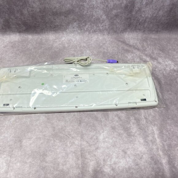 Belkin Classic PS/2 Wired Keyboard White Quiet Type - Picture 5 of 9